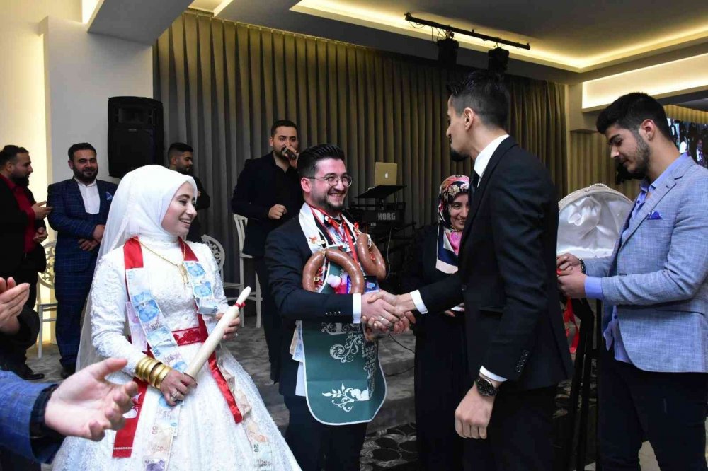 Damada takı yerine 2 kangal sucuk takıldı