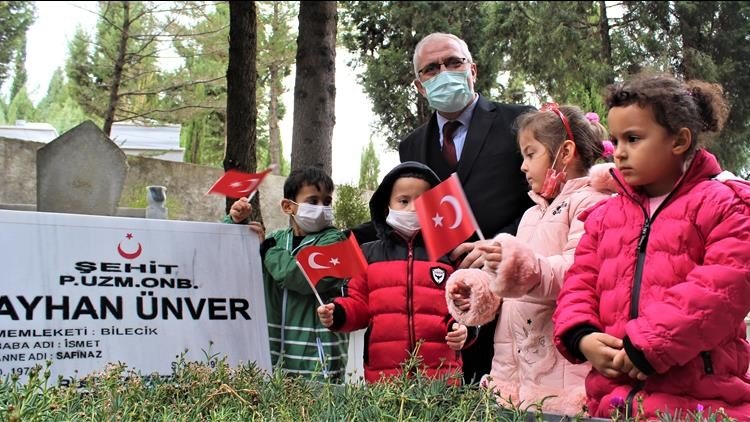 Miniklerden şehitliğe ziyaret