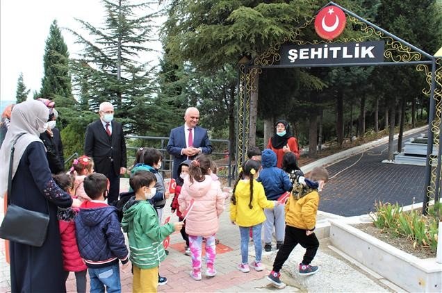 Miniklerden şehitliğe ziyaret