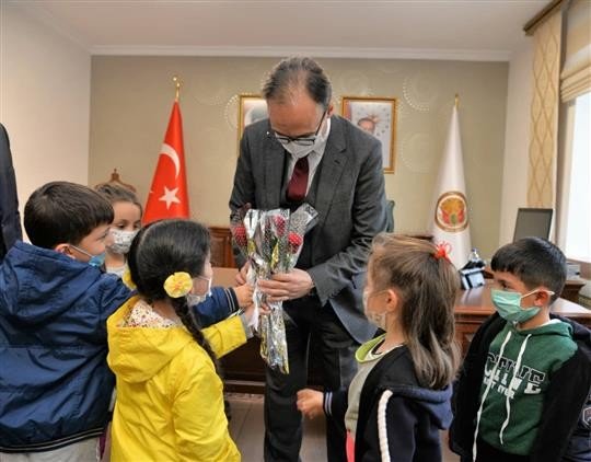 Kur’an kursu öğrencileri Vali Kızılkaya’yı ziyaret etti