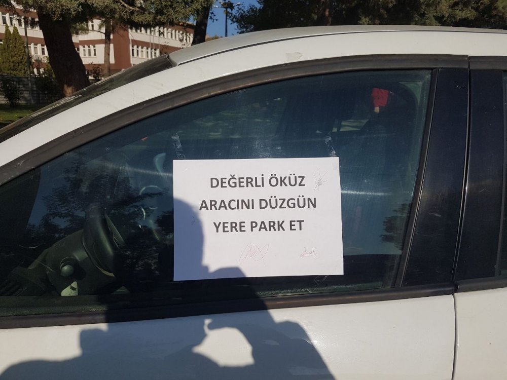 Yaya yoluna park edilen aracın camına asılan yazı şaşkına çevirdi