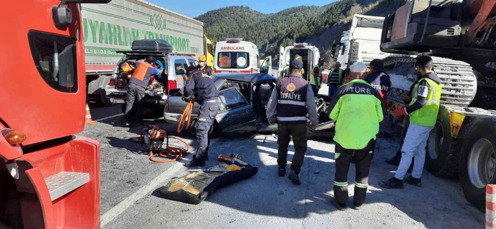 Yol kenarında park halindeki tıra arkadan çarptı; 3 kişi yaralandı