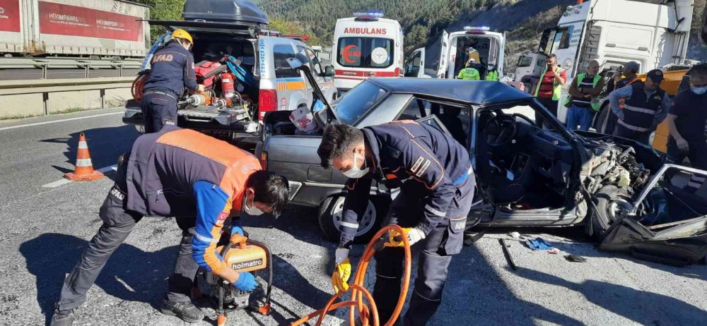 Yol kenarında park halindeki tıra arkadan çarptı; 3 kişi yaralandı
