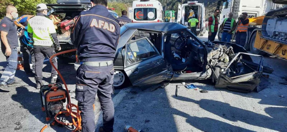 Yol kenarında park halindeki tıra arkadan çarptı; 3 kişi yaralandı