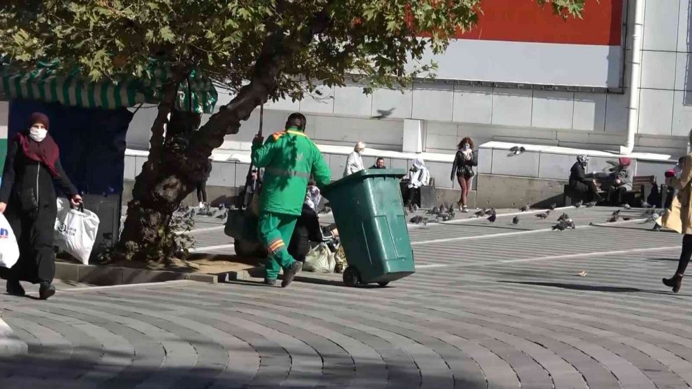 Temizlik görevlisi, bulduğu 650 bin lirayı sahibine teslim ederek takdir topladı