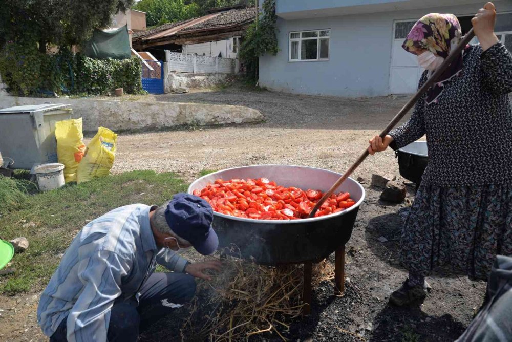 Yıllardır imece usulü ile salça yapılıyor