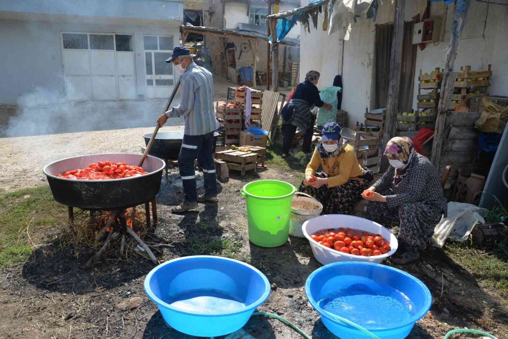 Yıllardır imece usulü ile salça yapılıyor