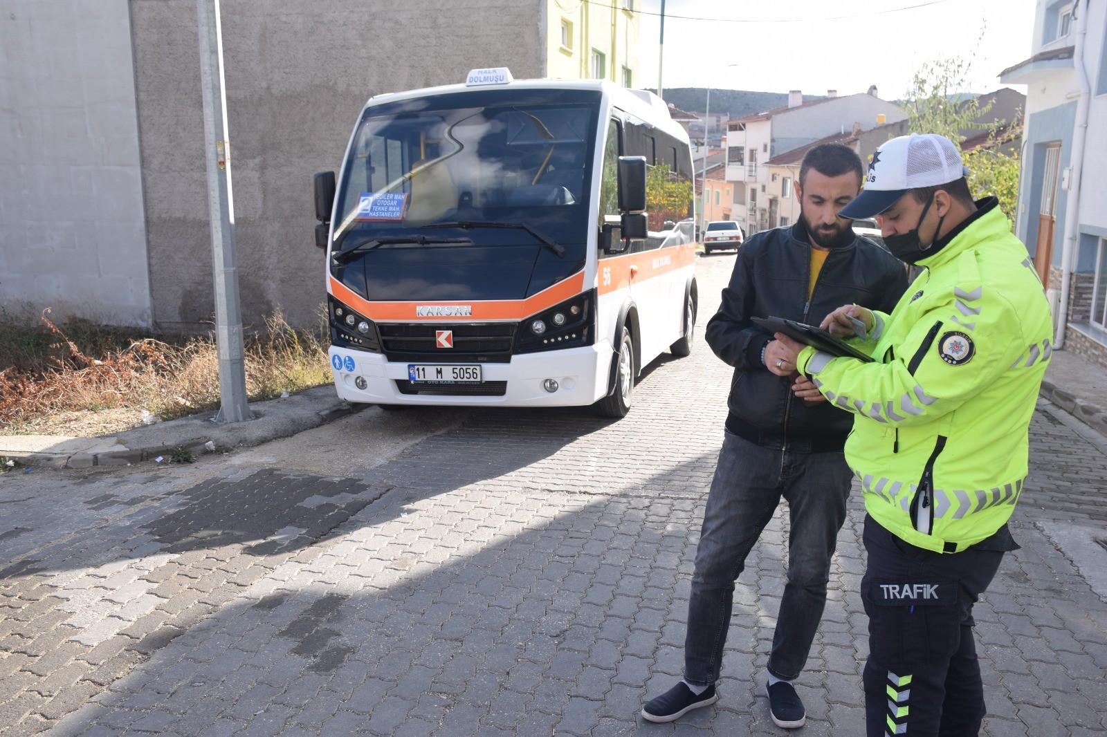 bilecikin-bozuyuk-ilcesinde-ilce-emniyet-mudurlugune-bagli-trafik-tescil-ve-denetleme-buro-amirligi-ekipleri-tarafindan-halk-dolmuslarina-yonelik-sivil-denetim-calismalari-yapildi.jpg