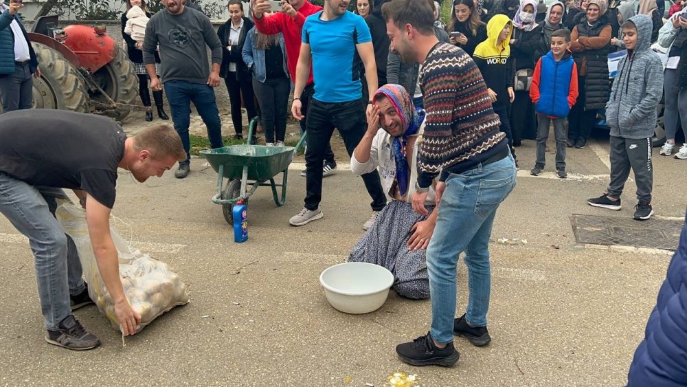 Damada görülmemiş işkence...Önce una buladılar sonra el arabasında gezdirdiler