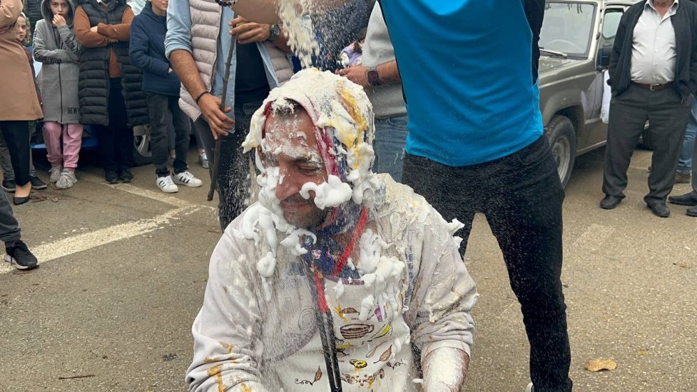 Damada görülmemiş işkence...Önce una buladılar sonra el arabasında gezdirdiler