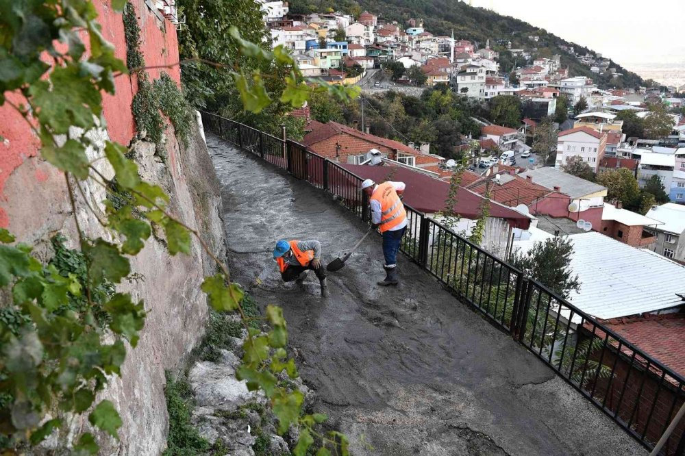 Belediye atla malzeme taşıyıp yol yapıyor