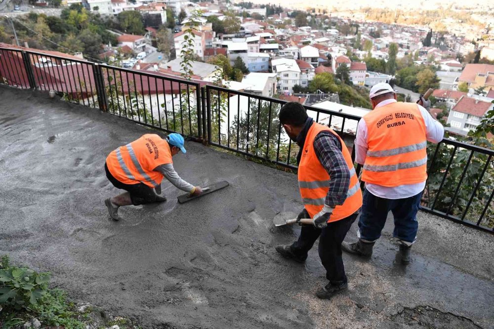 Belediye atla malzeme taşıyıp yol yapıyor