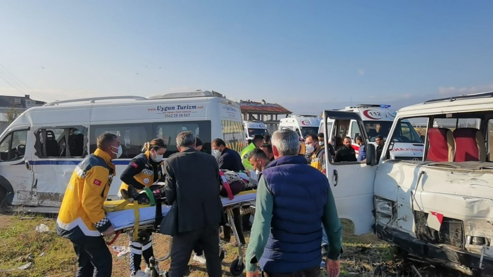 Bursa’da iki minibüsün çarpışması sonucu 17 kişi yaralandı