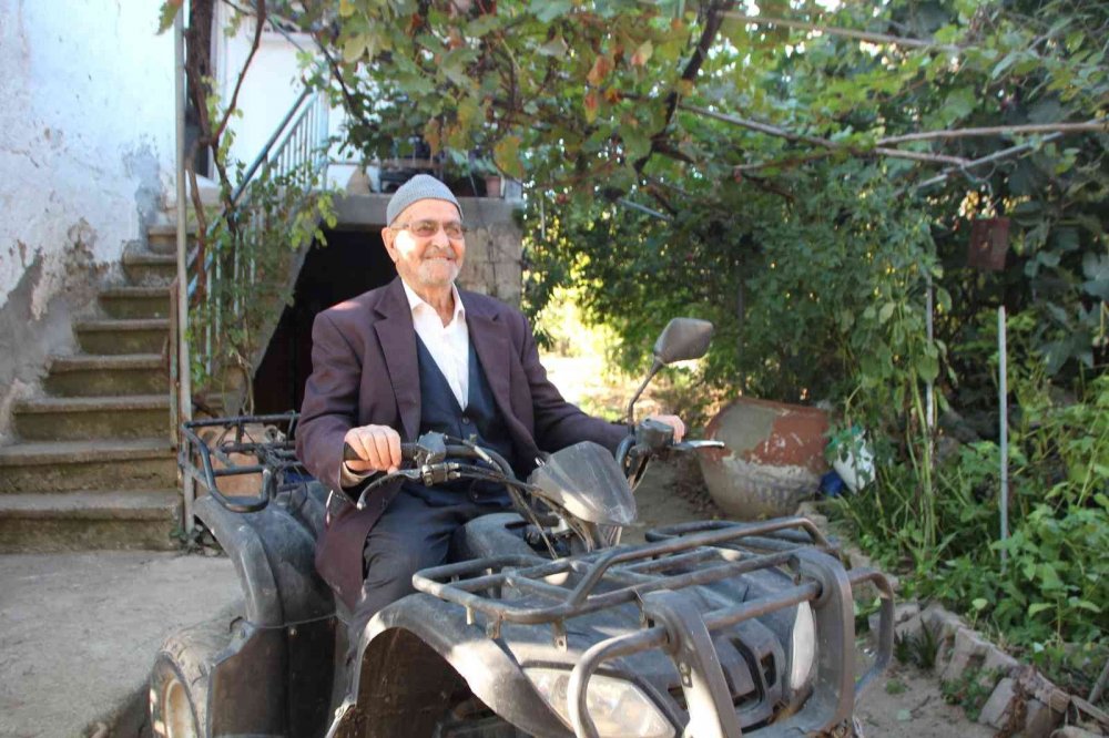 92 yaşındaki ATV tutkunu dede her gün motoruna binmeden siliyor, ona gözü gibi bakıyor