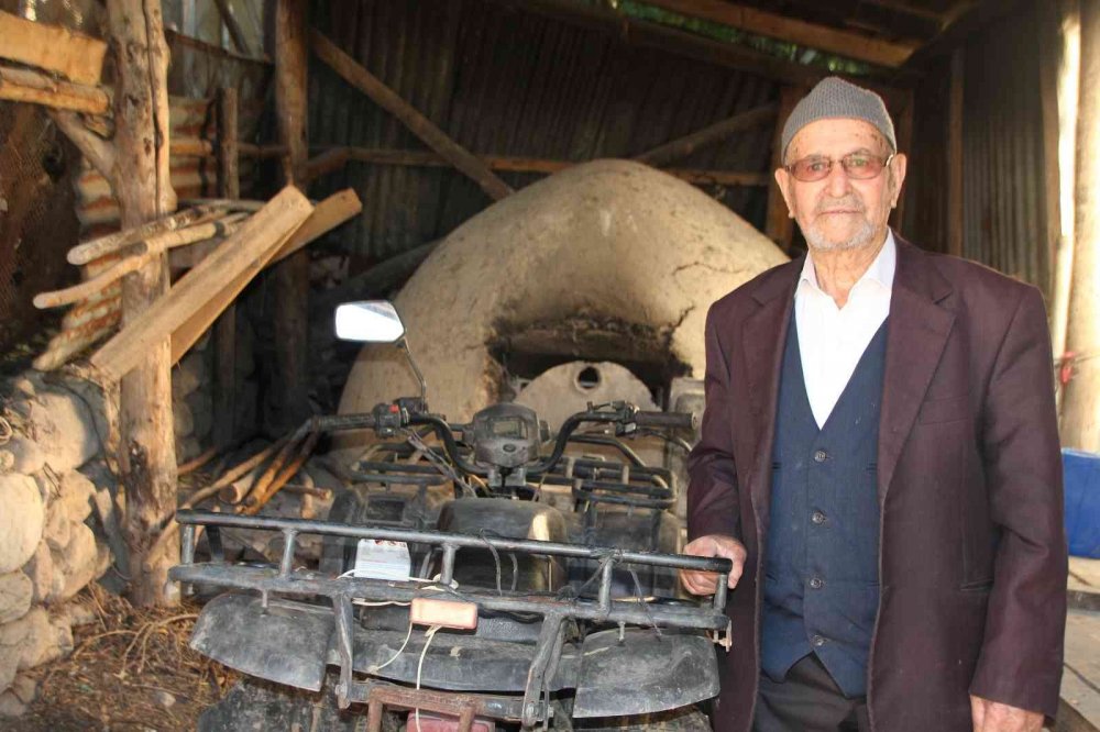 92 yaşındaki ATV tutkunu dede her gün motoruna binmeden siliyor, ona gözü gibi bakıyor