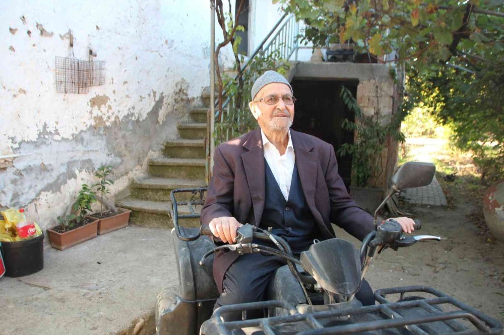 92 yaşındaki ATV tutkunu dede her gün motoruna binmeden siliyor, ona gözü gibi bakıyor