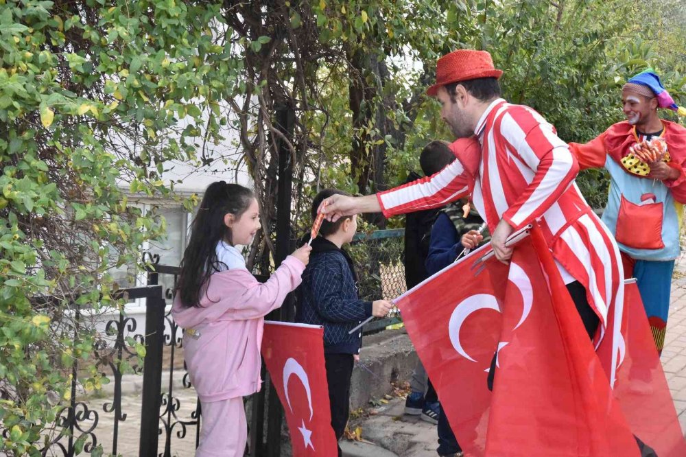 Çizgi film karakteri kostümleri giyip çocukların bayramını kutladılar