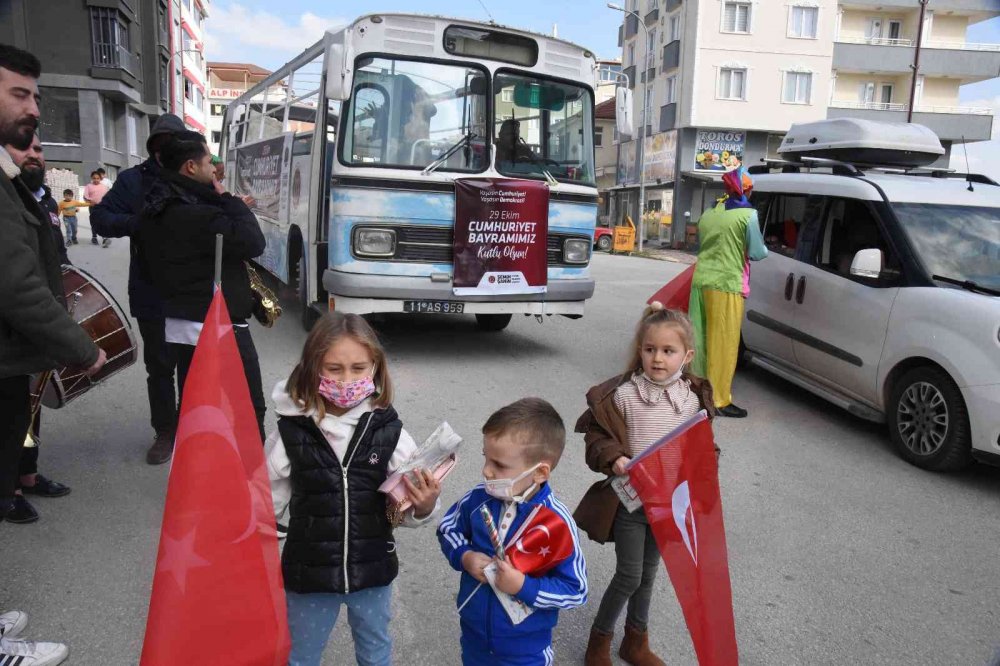 Çizgi film karakteri kostümleri giyip çocukların bayramını kutladılar