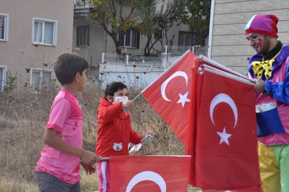 Çizgi film karakteri kostümleri giyip çocukların bayramını kutladılar