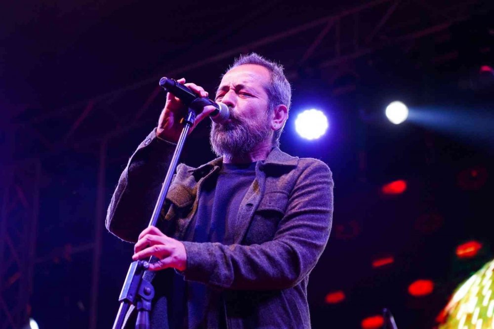 29 Ekim kutlamaları Fener Alayı ve Feridun Düzağaç konseri ile son buldu