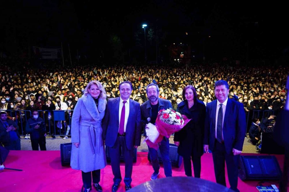 29 Ekim kutlamaları Fener Alayı ve Feridun Düzağaç konseri ile son buldu