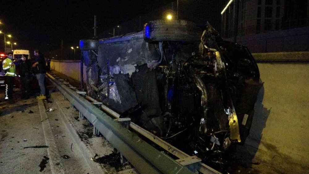 Bursa’da 7 aracın karıştığı zincirleme kazada ortalık savaş alanına döndü: 1’i ağır 10 yaralı