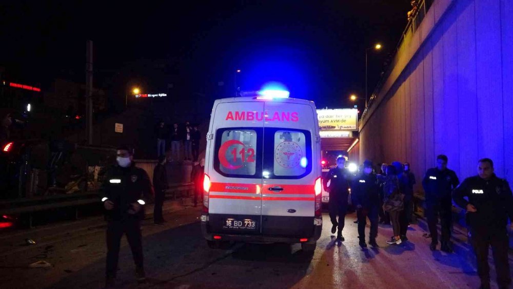 Bursa’da 7 aracın karıştığı zincirleme kazada ortalık savaş alanına döndü: 1’i ağır 10 yaralı