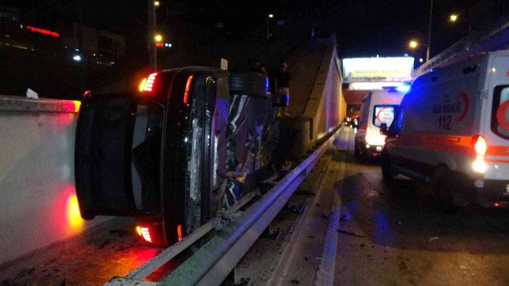 Bursa’da 7 aracın karıştığı zincirleme kazada ortalık savaş alanına döndü: 1’i ağır 10 yaralı