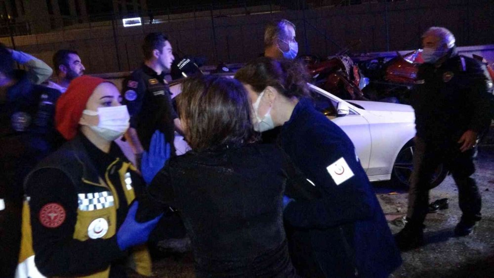 Bursa’da 7 aracın karıştığı zincirleme kazada ortalık savaş alanına döndü: 1’i ağır 10 yaralı