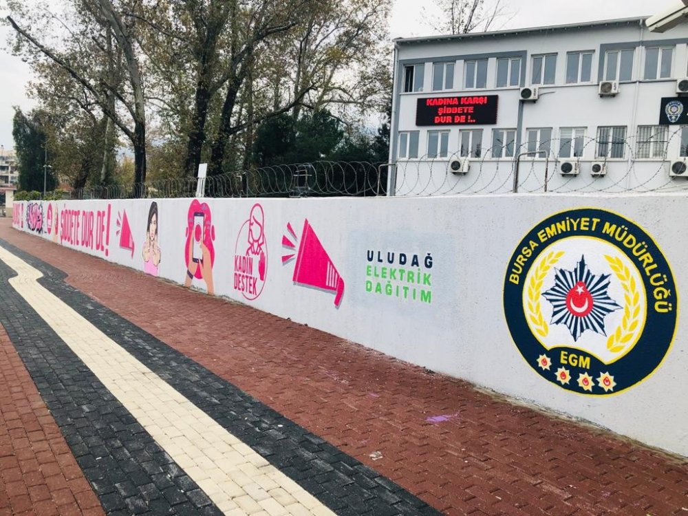 Duvarlar kadınlar için renklendi