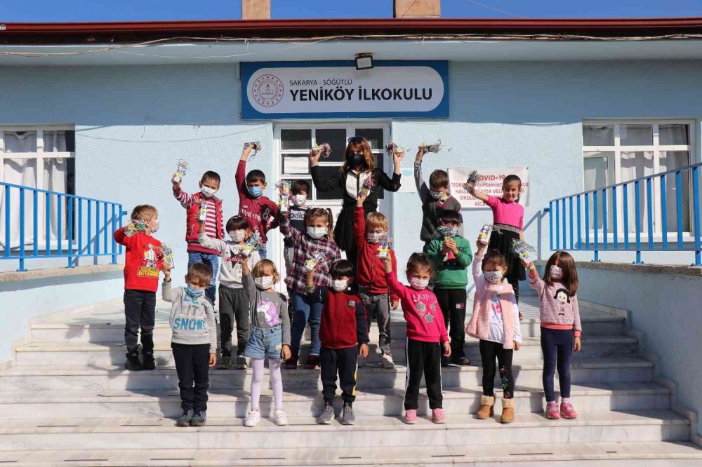 Öğrencilerine ‘İ’ harfini öğretmek için okula inek getirdi