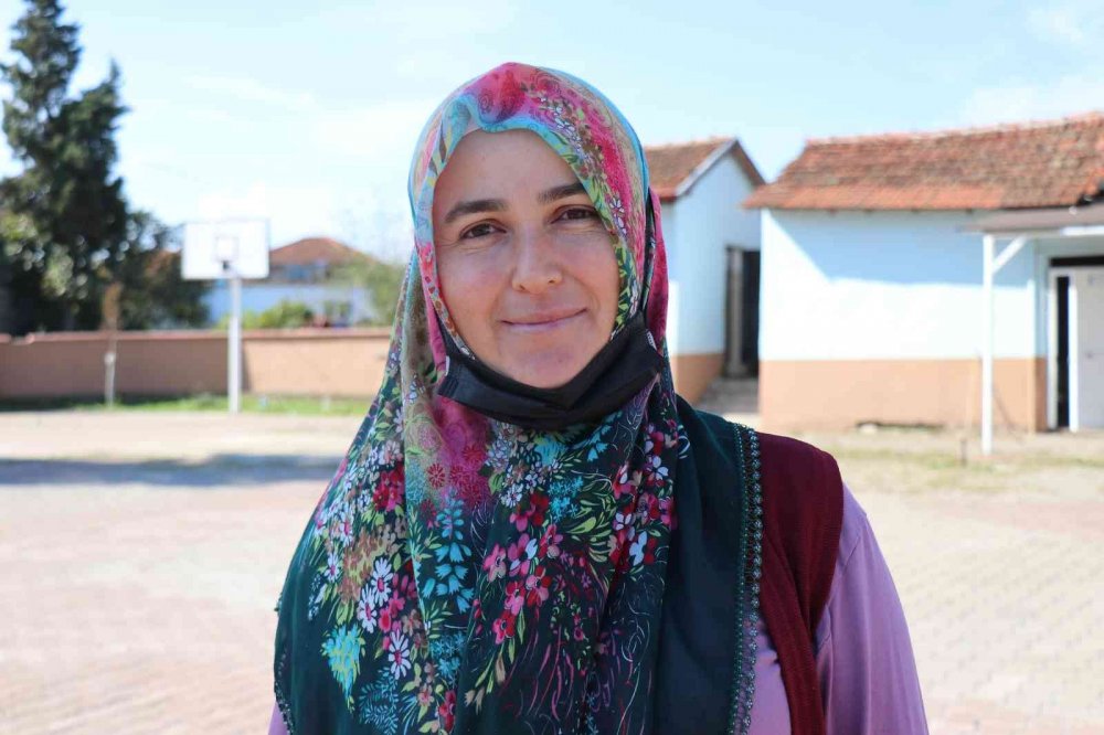 Öğrencilerine ‘İ’ harfini öğretmek için okula inek getirdi