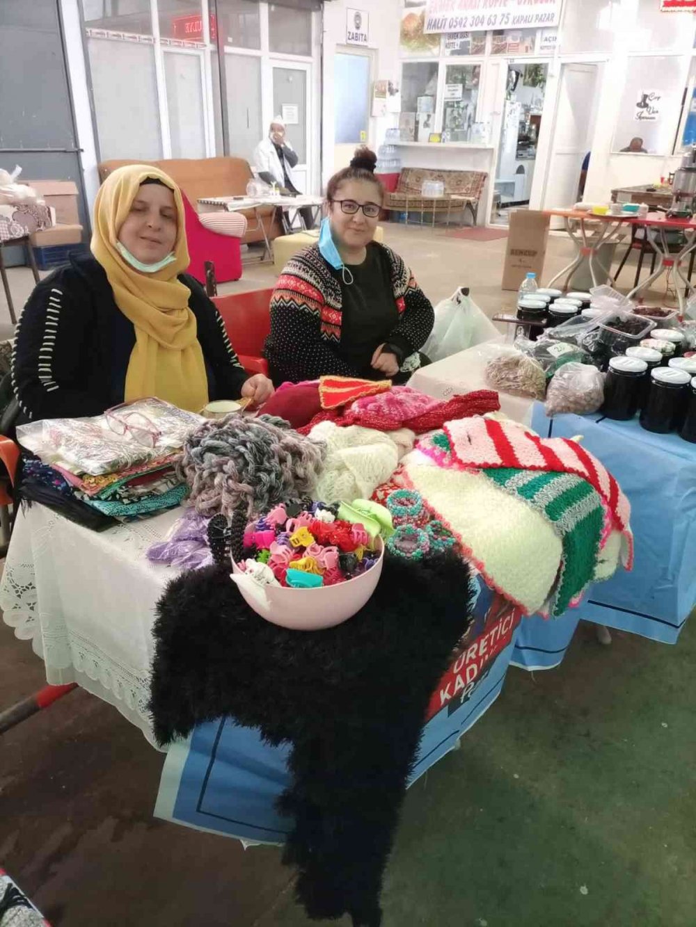 Ürettiklerinin satarak ev ekonomisine katkıda bulunuyorlar