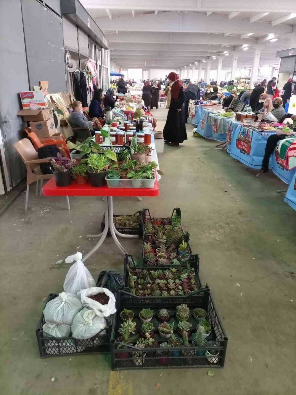 Ürettiklerinin satarak ev ekonomisine katkıda bulunuyorlar