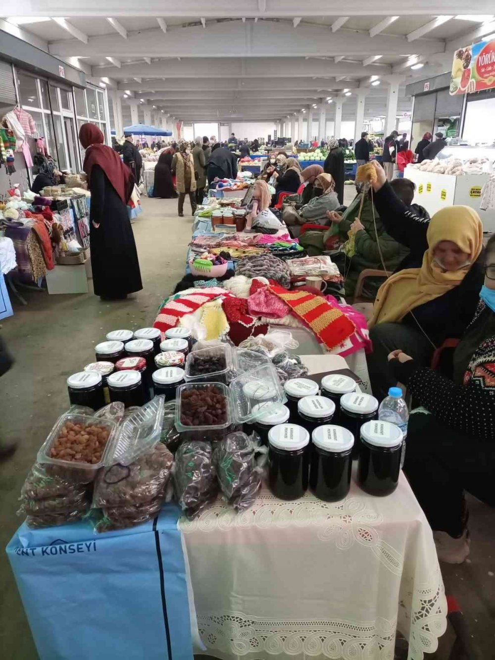 Ürettiklerinin satarak ev ekonomisine katkıda bulunuyorlar