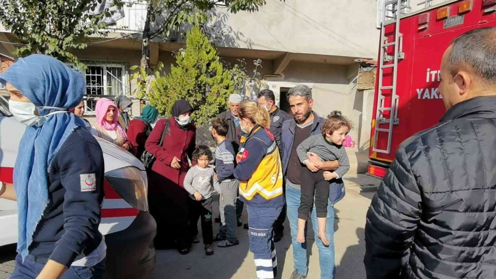 Anne ve 2 çocuğu dumandan zehirlenerek hastanelik oldu