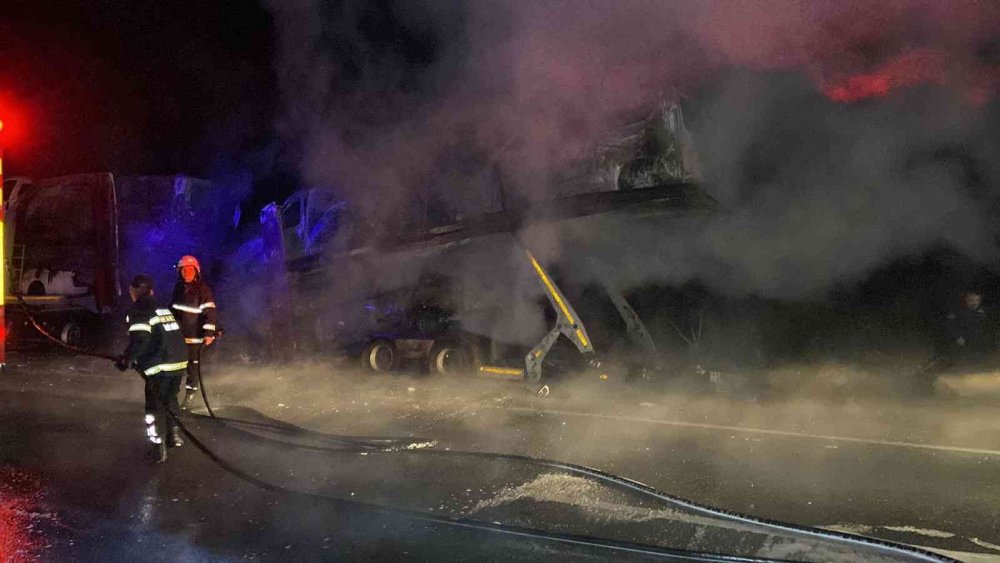 Sıfır Fiat marka araçlar alev alev yandı, sürücü fenalık geçirdi