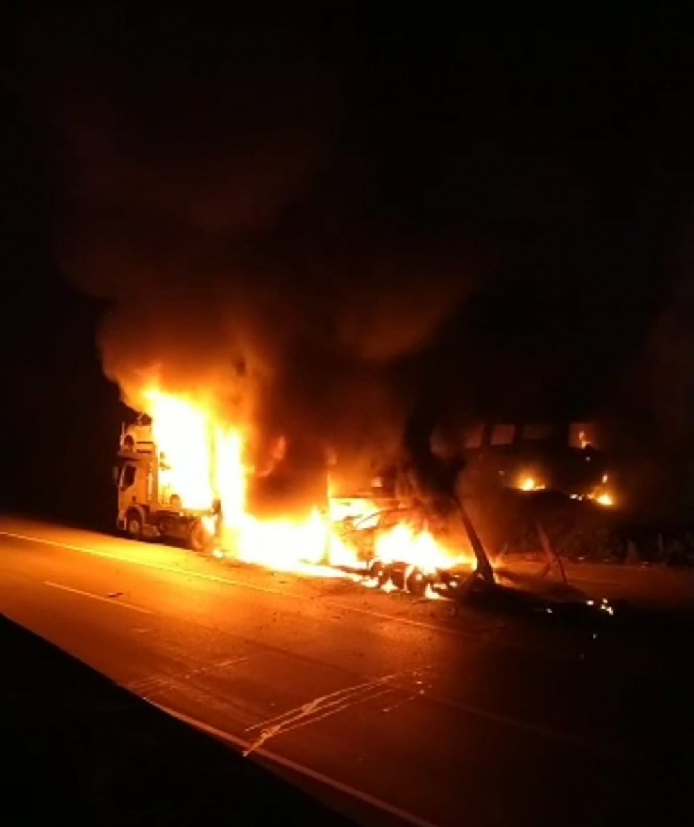 Sıfır Fiat marka araçlar alev alev yandı, sürücü fenalık geçirdi