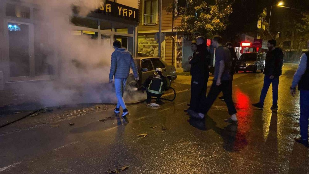 Park hâlindeki araç alevlere teslim oldu