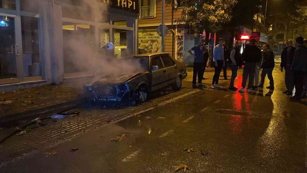 Park hâlindeki araç alevlere teslim oldu