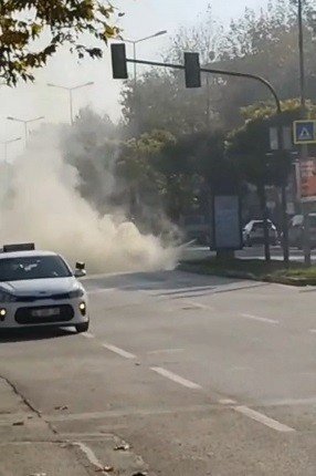 Kırmızı ışıkta bekleyen otomobil alev aldı