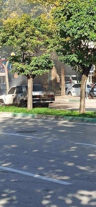 Kırmızı ışıkta bekleyen otomobil alev aldı