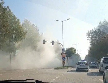 Kırmızı ışıkta bekleyen otomobil alev aldı