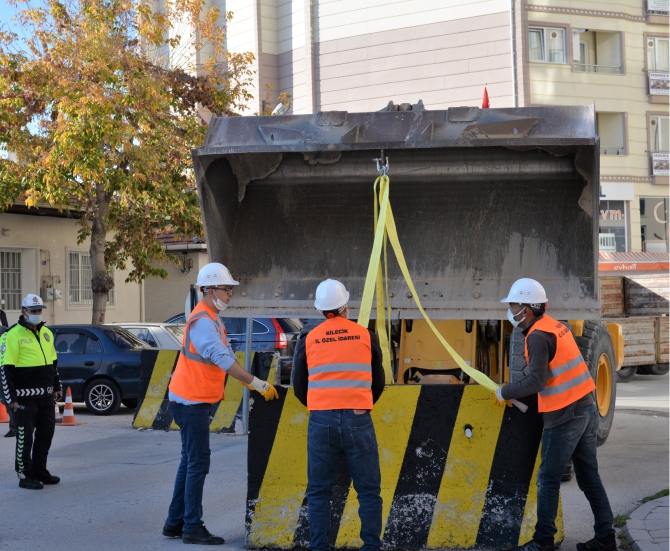 emniyet-mudurlugu-onundeki-beton-bariyerler-kaldirildi3.jpg