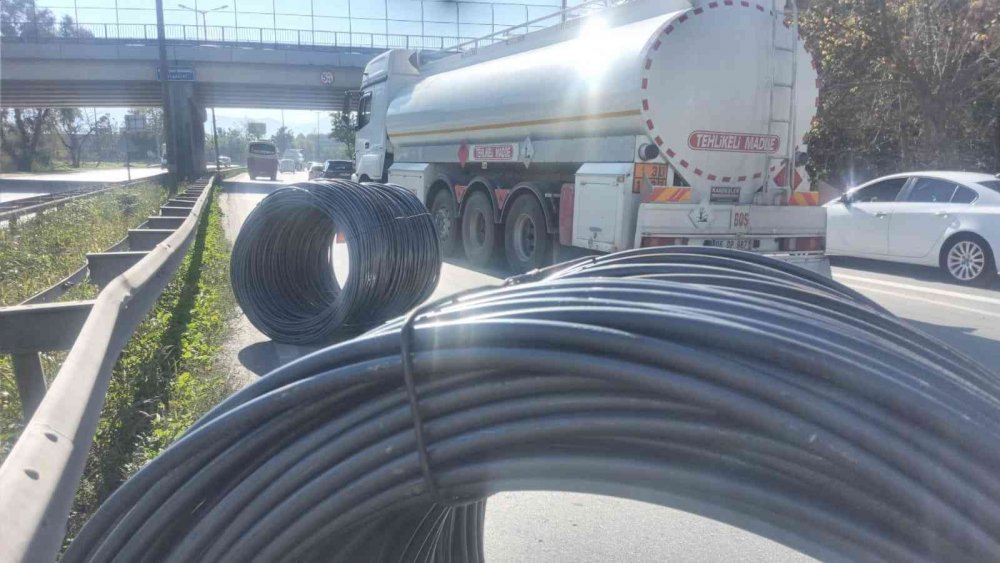 Seyir halindeyken dorsesinden düşen borular trafiği tehlikeye attı