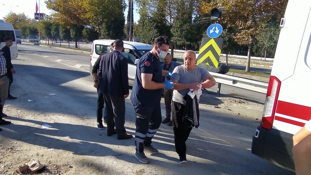 Kamyonete çarpan araç bariyerlere ok gibi saplandı: 4 yaralı