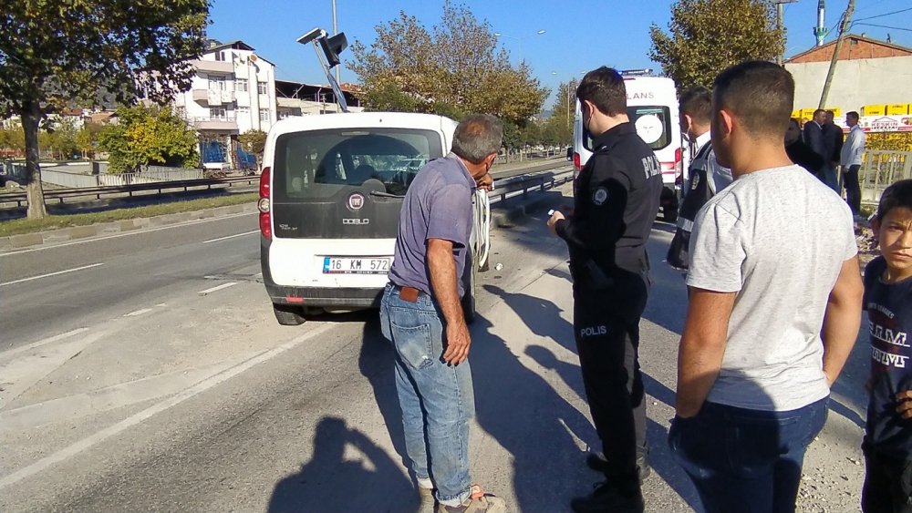 Kamyonete çarpan araç bariyerlere ok gibi saplandı: 4 yaralı