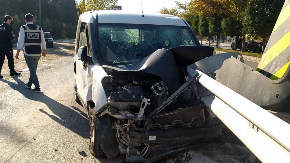 Kamyonete çarpan araç bariyerlere ok gibi saplandı: 4 yaralı