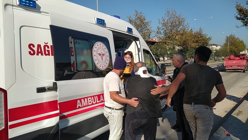 Kamyonete çarpan araç bariyerlere ok gibi saplandı: 4 yaralı