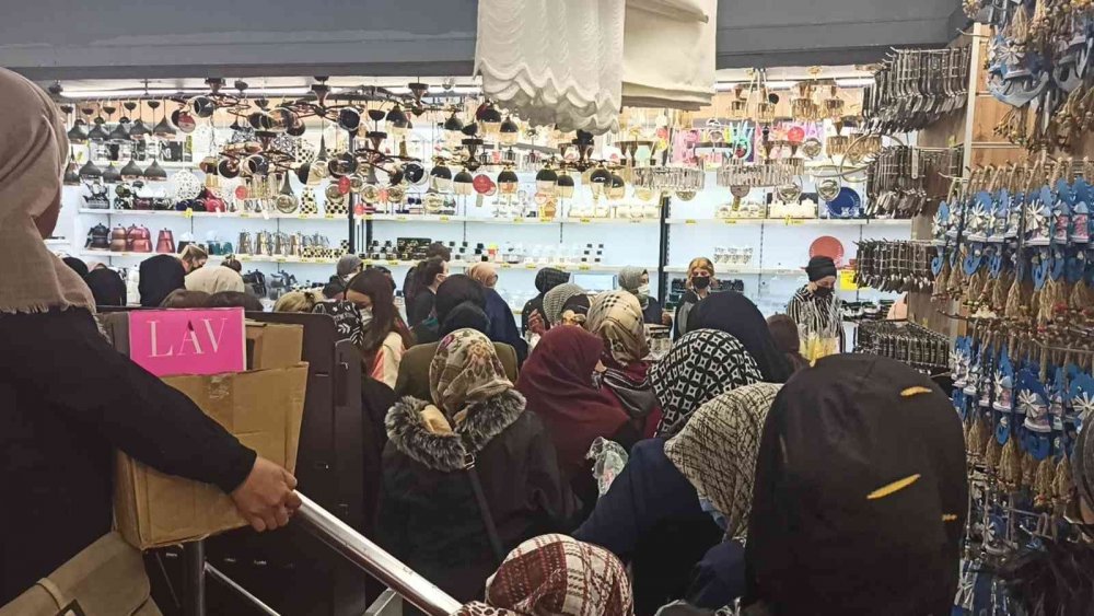 Mağaza açılışında izdiham virüsü unutturdu, polis kalabalığı dağıttı